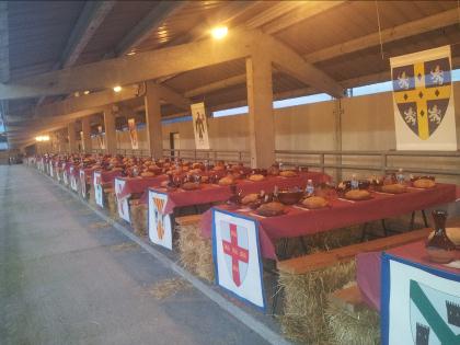 66 mesas fueron colocadas, montadas, servidas, recogidas y limpiadas en la cena medieval de la fiesta de Exconxuraos 2012 de LLanera por nuestro servicio de camareros para eventos.