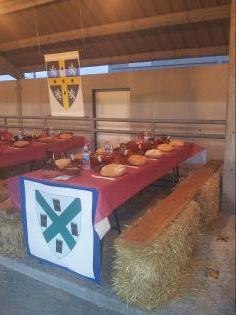 Trabajo realizado por nuestro servicio de camareros para eventos. Colocación, montaje, atención, recogida y limpieza de las mesas en la cena medieval de la fiesta de Exconxuraos 2012 de LLanera