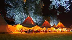 Montaje de carpas tipo tienda india para la celebración de una cena