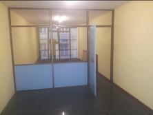 Oficina exterior con despacho. Ideal para cualquier entrevista, reunión de trabajo, junta de accionistas, juntas generales, juntas de comunidades, etc.